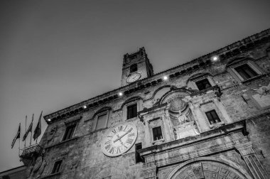 Palazzo dei Capitani del Popolo, Ascoli Piceno 'nun en bilinen tarihi binalarından biridir. Ortaçağ 'dan kalma kulesiyle tarihi Caffe Meletti' nin yanında yükselir..