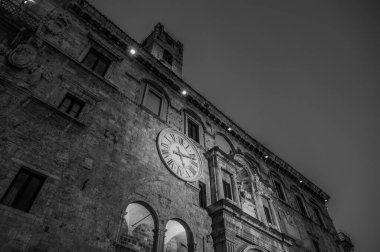Palazzo dei Capitani del Popolo, Ascoli Piceno 'nun en bilinen tarihi binalarından biridir. Ortaçağ 'dan kalma kulesiyle tarihi Caffe Meletti' nin yanında yükselir..