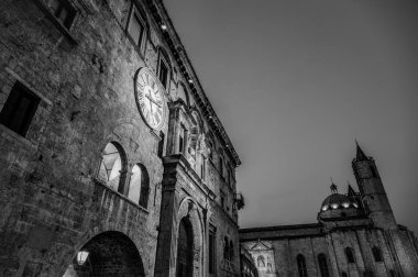 Palazzo dei Capitani del Popolo, Ascoli Piceno 'nun en bilinen tarihi binalarından biridir. Ortaçağ 'dan kalma kulesiyle tarihi Caffe Meletti' nin yanında yükselir..