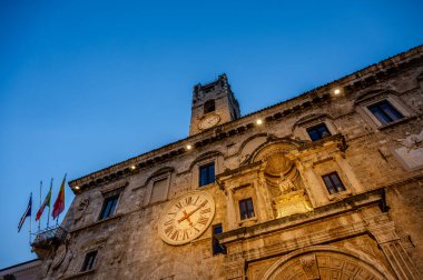 Palazzo dei Capitani del Popolo, Ascoli Piceno 'nun en bilinen tarihi binalarından biridir. Ortaçağ 'dan kalma kulesiyle tarihi Caffe Meletti' nin yanında yükselir..