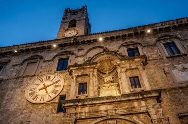 Palazzo dei Capitani del Popolo, Ascoli Piceno 'nun en bilinen tarihi binalarından biridir. Ortaçağ 'dan kalma kulesiyle tarihi Caffe Meletti' nin yanında yükselir..