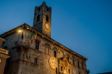 Palazzo dei Capitani del Popolo, Ascoli Piceno 'nun en bilinen tarihi binalarından biridir. Ortaçağ 'dan kalma kulesiyle tarihi Caffe Meletti' nin yanında yükselir..
