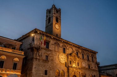 Palazzo dei Capitani del Popolo, Ascoli Piceno 'nun en bilinen tarihi binalarından biridir. Ortaçağ 'dan kalma kulesiyle tarihi Caffe Meletti' nin yanında yükselir..