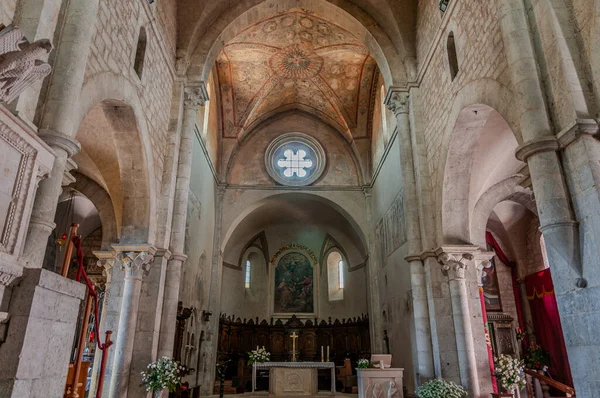 Santa Maria Assunta Koleji (İngilizce: Collegiate Church of Santa Maria Assunta), M.S. 258 yılında şehit olan Saint Lawrence 'ın kalıntılarını barındıran bir kilisedir. Azizin kanının sıvılaşması mucizesi ile ünlüdür..
