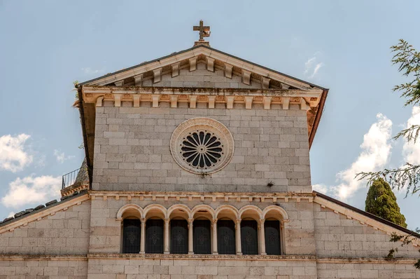 Palazzo dei Capitani del Popolo, Ascoli Piceno 'nun en bilinen tarihi binalarından biridir. Ortaçağ 'dan kalma kulesiyle tarihi Caffe Meletti' nin yanında yükselir..