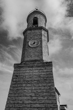 Petritoli, önemli bir ekonomik merkez olan zeytin ağaçlarının bolluğu nedeniyle temsil ettiği yeşil ve verimli Aso Vadisi 'ne bakan Fermo iline bağlı tepelik bir belediyedir..