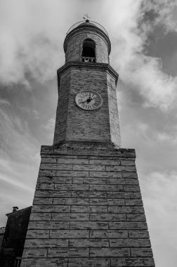 Petritoli, önemli bir ekonomik merkez olan zeytin ağaçlarının bolluğu nedeniyle temsil ettiği yeşil ve verimli Aso Vadisi 'ne bakan Fermo iline bağlı tepelik bir belediyedir..