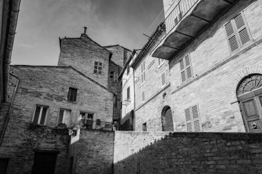 Petritoli, önemli bir ekonomik merkez olan zeytin ağaçlarının bolluğu nedeniyle temsil ettiği yeşil ve verimli Aso Vadisi 'ne bakan Fermo iline bağlı tepelik bir belediyedir..