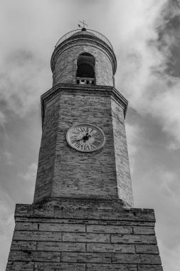 Petritoli, önemli bir ekonomik merkez olan zeytin ağaçlarının bolluğu nedeniyle temsil ettiği yeşil ve verimli Aso Vadisi 'ne bakan Fermo iline bağlı tepelik bir belediyedir..