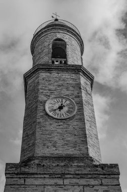 Petritoli, önemli bir ekonomik merkez olan zeytin ağaçlarının bolluğu nedeniyle temsil ettiği yeşil ve verimli Aso Vadisi 'ne bakan Fermo iline bağlı tepelik bir belediyedir..