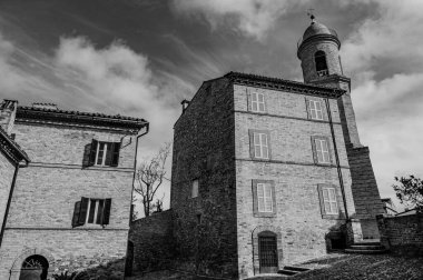 Petritoli, önemli bir ekonomik merkez olan zeytin ağaçlarının bolluğu nedeniyle temsil ettiği yeşil ve verimli Aso Vadisi 'ne bakan Fermo iline bağlı tepelik bir belediyedir..