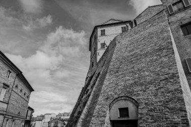 Petritoli, önemli bir ekonomik merkez olan zeytin ağaçlarının bolluğu nedeniyle temsil ettiği yeşil ve verimli Aso Vadisi 'ne bakan Fermo iline bağlı tepelik bir belediyedir..