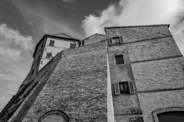 Petritoli, önemli bir ekonomik merkez olan zeytin ağaçlarının bolluğu nedeniyle temsil ettiği yeşil ve verimli Aso Vadisi 'ne bakan Fermo iline bağlı tepelik bir belediyedir..