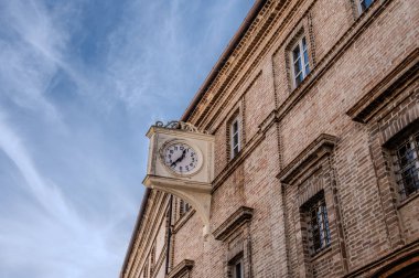 Petritoli, önemli bir ekonomik merkez olan zeytin ağaçlarının bolluğu nedeniyle temsil ettiği yeşil ve verimli Aso Vadisi 'ne bakan Fermo iline bağlı tepelik bir belediyedir..