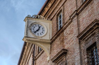 Petritoli, önemli bir ekonomik merkez olan zeytin ağaçlarının bolluğu nedeniyle temsil ettiği yeşil ve verimli Aso Vadisi 'ne bakan Fermo iline bağlı tepelik bir belediyedir..