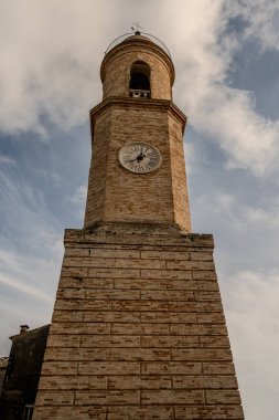 Petritoli, önemli bir ekonomik merkez olan zeytin ağaçlarının bolluğu nedeniyle temsil ettiği yeşil ve verimli Aso Vadisi 'ne bakan Fermo iline bağlı tepelik bir belediyedir..
