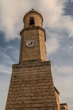 Petritoli, önemli bir ekonomik merkez olan zeytin ağaçlarının bolluğu nedeniyle temsil ettiği yeşil ve verimli Aso Vadisi 'ne bakan Fermo iline bağlı tepelik bir belediyedir..