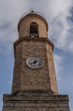 Petritoli, önemli bir ekonomik merkez olan zeytin ağaçlarının bolluğu nedeniyle temsil ettiği yeşil ve verimli Aso Vadisi 'ne bakan Fermo iline bağlı tepelik bir belediyedir..