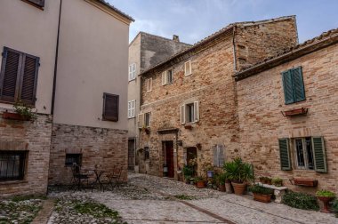 Petritoli, önemli bir ekonomik merkez olan zeytin ağaçlarının bolluğu nedeniyle temsil ettiği yeşil ve verimli Aso Vadisi 'ne bakan Fermo iline bağlı tepelik bir belediyedir..