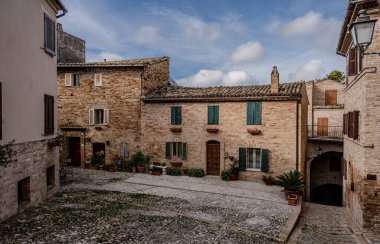 Petritoli, önemli bir ekonomik merkez olan zeytin ağaçlarının bolluğu nedeniyle temsil ettiği yeşil ve verimli Aso Vadisi 'ne bakan Fermo iline bağlı tepelik bir belediyedir..