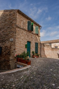 Petritoli, önemli bir ekonomik merkez olan zeytin ağaçlarının bolluğu nedeniyle temsil ettiği yeşil ve verimli Aso Vadisi 'ne bakan Fermo iline bağlı tepelik bir belediyedir..