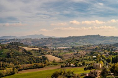İtalya 'nın doğusunda yer alan Marş, Apennine dağları ile Adriyatik Denizi arasında yükselir..