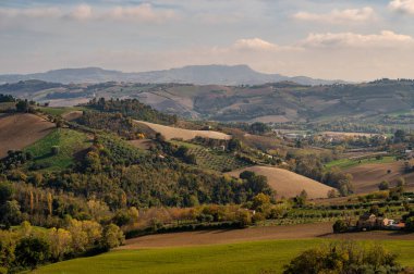 İtalya 'nın doğusunda yer alan Marş, Apennine dağları ile Adriyatik Denizi arasında yükselir..
