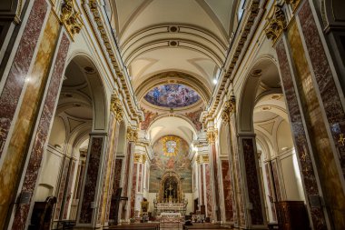 Isernia, Molise. Havari Aziz Petrus Katedrali, Isernia şehrinin en önemli Katolik binasıdır..