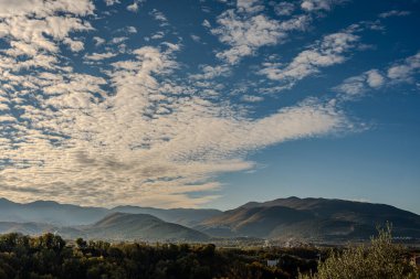 Molise, Adriyatik Denizi 'ne bakan bir İtalyan bölgesidir. Abruzzo Ulusal Parkı 'nın zengin vahşi yaşam ve patikaları olan Appennine dağ sırasındaki bir bölümünü içerir..