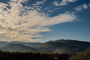 Molise, Adriyatik Denizi 'ne bakan bir İtalyan bölgesidir. Abruzzo Ulusal Parkı 'nın zengin vahşi yaşam ve patikaları olan Appennine dağ sırasındaki bir bölümünü içerir..