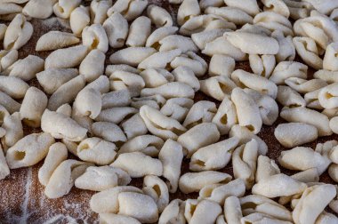 Cavatelli geleneksel bir makarna şeklidir, tipik Molise makarnası, uzun ve oyuk şekilli, havati gibi, ama boyutu daha küçüktür..