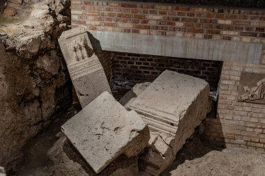 Bu kompleks, İ.Ö. üçüncü yüzyılın ikinci yarısından kalma İtalyan tapınağından geriye kalanları kanıtlıyor. Bunun üzerine inşa edilen Isernia katedrali sayesinde korunmuş..