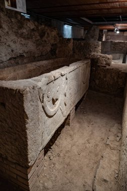 Bu kompleks, İ.Ö. üçüncü yüzyılın ikinci yarısından kalma İtalyan tapınağından geriye kalanları kanıtlıyor. Bunun üzerine inşa edilen Isernia katedrali sayesinde korunmuş..