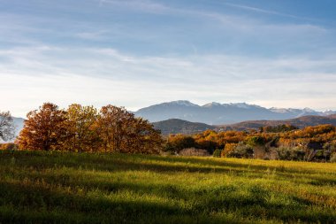 Molise, Adriyatik Denizi 'ne bakan bir İtalyan bölgesidir. Abruzzo Ulusal Parkı 'nın zengin vahşi yaşam ve patikaları olan Appennine dağ sırasındaki bir bölümünü içerir..
