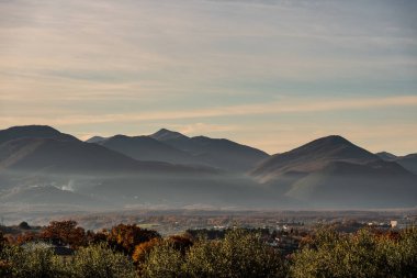 Molise, Adriyatik Denizi 'ne bakan bir İtalyan bölgesidir. Abruzzo Ulusal Parkı 'nın zengin vahşi yaşam ve patikaları olan Appennine dağ sırasındaki bir bölümünü içerir..