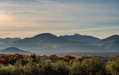 Molise, Adriyatik Denizi 'ne bakan bir İtalyan bölgesidir. Abruzzo Ulusal Parkı 'nın zengin vahşi yaşam ve patikaları olan Appennine dağ sırasındaki bir bölümünü içerir..