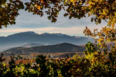 Molise, Adriyatik Denizi 'ne bakan bir İtalyan bölgesidir. Abruzzo Ulusal Parkı 'nın zengin vahşi yaşam ve patikaları olan Appennine dağ sırasındaki bir bölümünü içerir..