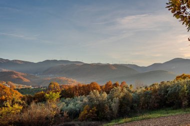 Molise, Adriyatik Denizi 'ne bakan bir İtalyan bölgesidir. Abruzzo Ulusal Parkı 'nın zengin vahşi yaşam ve patikaları olan Appennine dağ sırasındaki bir bölümünü içerir..