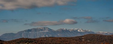 Molise, Adriyatik Denizi 'ne bakan bir İtalyan bölgesidir. Abruzzo Ulusal Parkı 'nın zengin vahşi yaşam ve patikaları olan Appennine dağ sırasındaki bir bölümünü içerir..