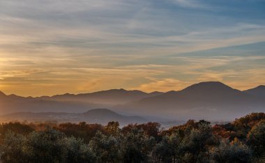 Molise, Adriyatik Denizi 'ne bakan bir İtalyan bölgesidir. Abruzzo Ulusal Parkı 'nın zengin vahşi yaşam ve patikaları olan Appennine dağ sırasındaki bir bölümünü içerir..