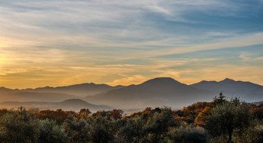 Molise, Adriyatik Denizi 'ne bakan bir İtalyan bölgesidir. Abruzzo Ulusal Parkı 'nın zengin vahşi yaşam ve patikaları olan Appennine dağ sırasındaki bir bölümünü içerir..