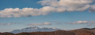Molise, Adriyatik Denizi 'ne bakan bir İtalyan bölgesidir. Abruzzo Ulusal Parkı 'nın zengin vahşi yaşam ve patikaları olan Appennine dağ sırasındaki bir bölümünü içerir..