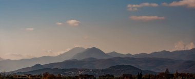 Molise, Adriyatik Denizi 'ne bakan bir İtalyan bölgesidir. Abruzzo Ulusal Parkı 'nın zengin vahşi yaşam ve patikaları olan Appennine dağ sırasındaki bir bölümünü içerir..