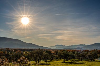 Günbatımı, özellikle Molise ve Isernia gibi bazı İtalyan bölgelerinde, kalbi neşe ve huzurla dolduran büyülü bir andır.