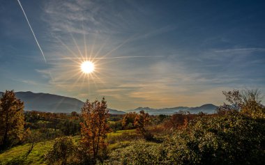 Günbatımı, özellikle Molise ve Isernia gibi bazı İtalyan bölgelerinde, kalbi neşe ve huzurla dolduran büyülü bir andır.