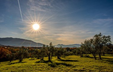 Günbatımı, özellikle Molise ve Isernia gibi bazı İtalyan bölgelerinde, kalbi neşe ve huzurla dolduran büyülü bir andır.