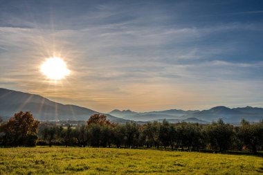 Günbatımı, özellikle Molise ve Isernia gibi bazı İtalyan bölgelerinde, kalbi neşe ve huzurla dolduran büyülü bir andır.