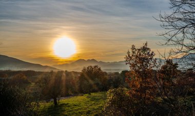 Günbatımı, özellikle Molise ve Isernia gibi bazı İtalyan bölgelerinde, kalbi neşe ve huzurla dolduran büyülü bir andır.