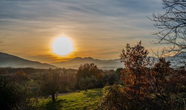 Günbatımı, özellikle Molise ve Isernia gibi bazı İtalyan bölgelerinde, kalbi neşe ve huzurla dolduran büyülü bir andır.