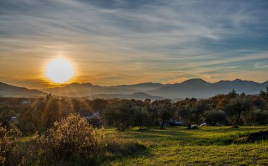 Günbatımı, özellikle Molise ve Isernia gibi bazı İtalyan bölgelerinde, kalbi neşe ve huzurla dolduran büyülü bir andır.